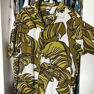 Manuhealii Men’s Button down Size XL